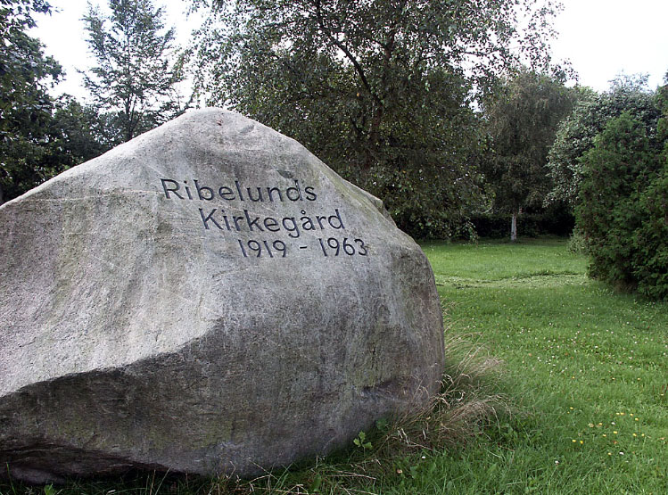 Billede af mindestenen for Ribelund Kirkegård